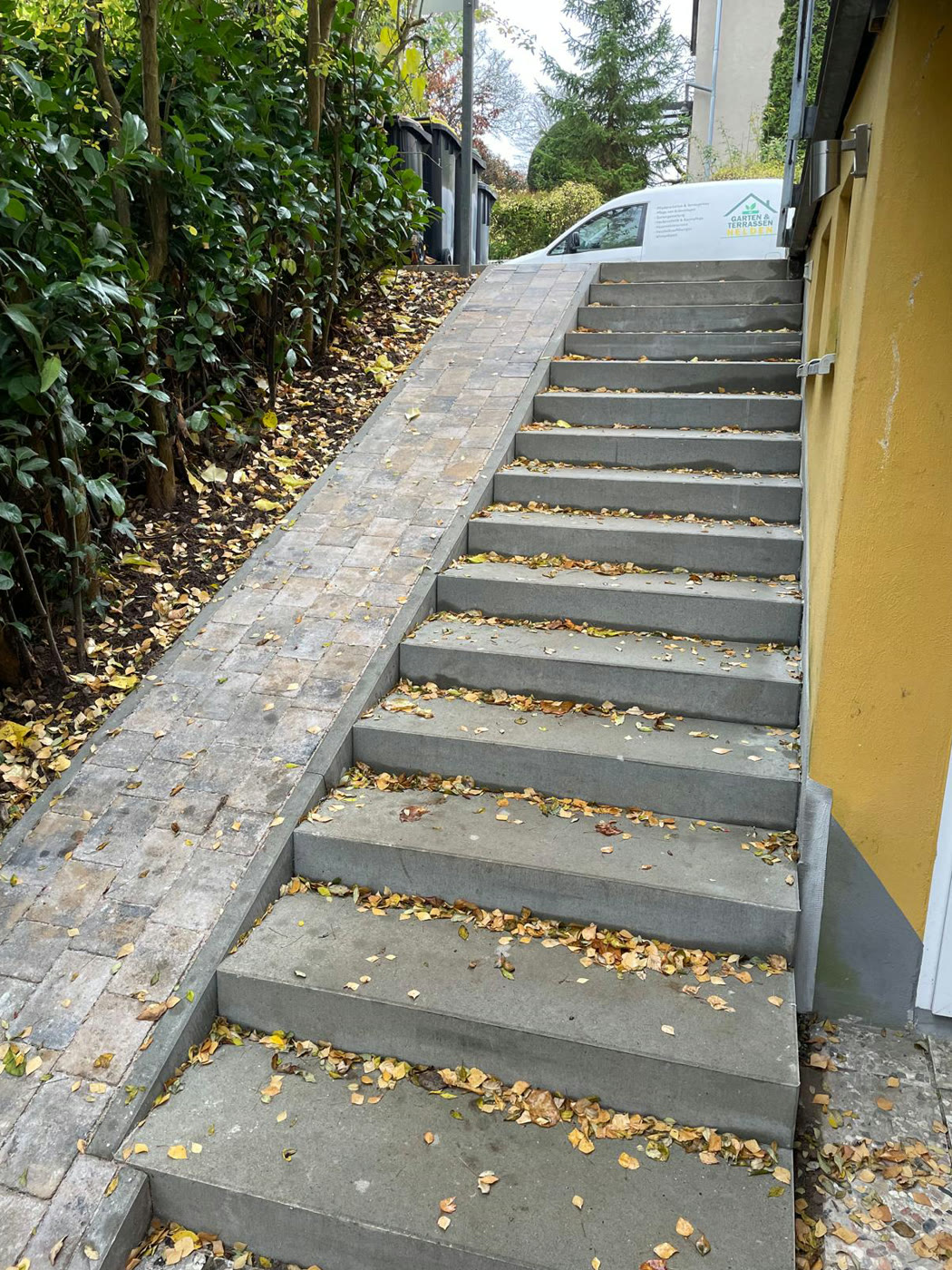 Renovierte Treppe mit neuem Pflasterweg