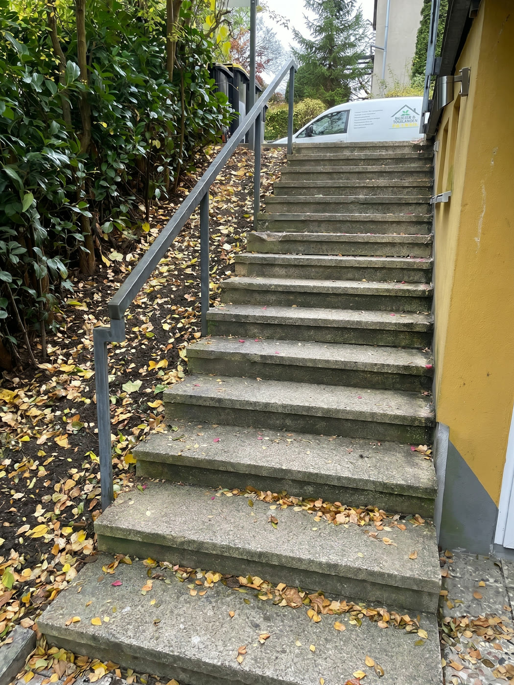 Alte Betontreppe vor der Renovierung